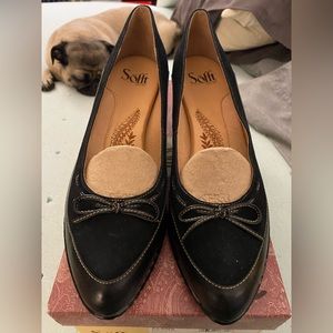 Sofft black leather suede comfort dress shoe. Women size 9.5 narrow. New in box